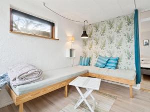 Una sala de estar con un sofá y una ventana. en Apartment Elsabeth - 50m from the sea by Interhome, en Allinge 24 fotos más