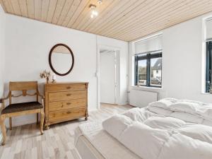 1 dormitorio con cama, espejo y tocador en Apartment Elsabeth - 50m from the sea by Interhome, en Allinge