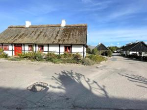 GørlevにあるHoliday Home Hjalmine - 225m from the sea by Interhomeの通りに浮かぶ屋根のある建物の影
