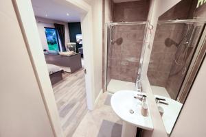 Koupelna v ubytování Hideaway near Gleno Waterfall + 37 fotografií