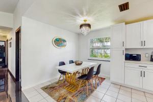 Kuchyň nebo kuchyňský kout v ubytování Its All There in Black and White + 16 fotografií