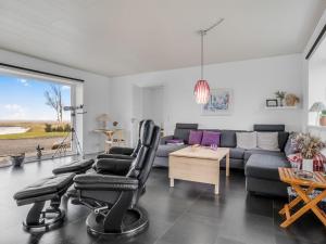 ein Wohnzimmer mit Sofa, Stühlen und einem Tisch in der Unterkunft Holiday Home Kora - 2km from the sea by Interhome in Læsø
