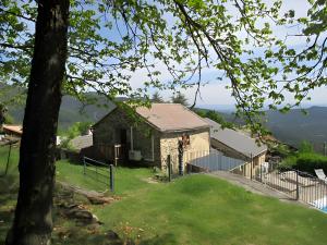 una casa con una valla y un patio de césped en Location Chabannes Malbosc, en Malbosc