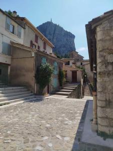 a group of buildings with a mountain in the background at Appartement 1er étage in Castellane