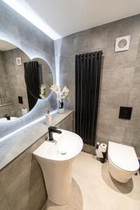 Koupelna v ubytování Ty Haul, meaning Sun House, open plan luxury, for work or play + 30 fotografií