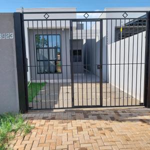 Conforto em Foz في فوز دو إيغواسو: بوابة امام مبنى