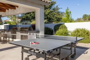 - une table de ping-pong devant une maison dans l'établissement Chandler Scorpio, à Serape