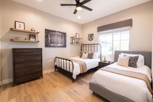 une chambre avec deux lits et un ventilateur de plafond dans l'établissement Chandler Scorpio, à Serape 76 autres photos