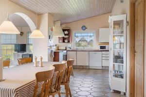 Nhà bếp/bếp nhỏ tại 10815-Ulfborg-Gaffelbjergvej-80