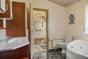 Phòng tắm tại 10815-Ulfborg-Gaffelbjergvej-80 +16 ảnh