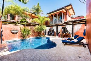 una imagen de una casa con piscina en Luxury Villa, Near The Beach With A Private Pool, en Tamarindo