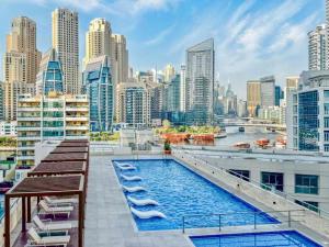 ドバイにあるBarsana - Premier 3Bed Suite - Marina & Sea Viewsの市街のスカイラインを望む建物の屋上スイミングプール +75枚の写真
