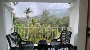 DevikolamにあるCloud Casa homestayの山々の景色を望むバルコニー(椅子2脚付) +2枚の写真