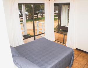 ChacurraにあるCabañas Entremarのベッドとバルコニーのある寝室 +16枚の写真