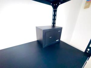 un altoparlante nero appoggiato sul pavimento di una stanza di Patong Canal Villa 302 a Patong Beach