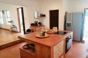 サウスブルームにあるWoodlands Beach Villaの島のフルーツを入れたキッチン付き +44枚の写真