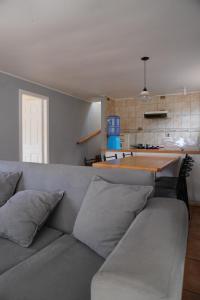 ChacurraにあるCabañas Entremarのリビングルーム(ソファ付)、キッチンが備わります。