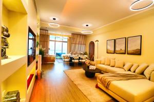 ドバイにあるBarsana - Premier 3Bed Suite - Marina & Sea Viewsのソファとテーブルのあるリビングルーム