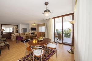 Posezení v ubytování All Rooms w AC- Balcony - Backyard -5 mins Beach