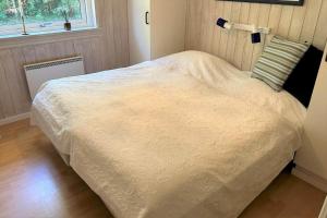una camera da letto con un letto con un cuscino e una finestra di 40893-Ulfborg-Skindbjergvej-393 a Fjand Gårde