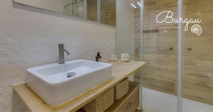 ブルガウにあるBurgau Charming House Loftの白い洗面台とシャワー付きのバスルーム +42枚の写真