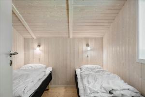 Ένα ή περισσότερα κρεβάτια σε δωμάτιο στο 50882-Ulfborg-Klitvej-42-A