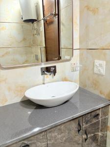 Ένα μπάνιο στο The Nuvon Residency CR Park +16 φωτογραφίες