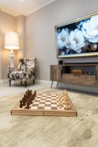 TV a/nebo společenská místnost v ubytování Ty Haul, meaning Sun House, open plan luxury, for work or play