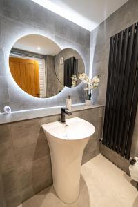 Koupelna v ubytování Ty Haul, meaning Sun House, open plan luxury, for work or play