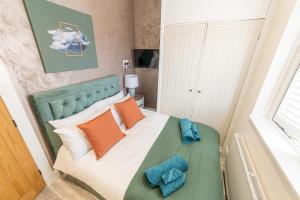 Postel nebo postele na pokoji v ubytování Ty Haul, meaning Sun House, open plan luxury, for work or play