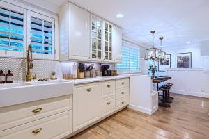 Η κουζίνα ή μικρή κουζίνα στο Upscale Home - Ski, Bike, & Hike