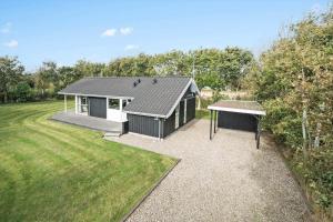 Το κτήριο όπου στεγάζεται  η παραθεριστική κατοικία