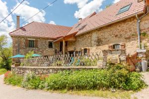 une maison en pierre avec une clôture devant elle dans l'établissement Maison D'hôte -Au Balcon De L'Obiou, à Les Cotes de Corps