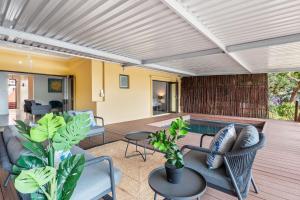 Ruang duduk di Ellis Park Drive 87 by Host Agents