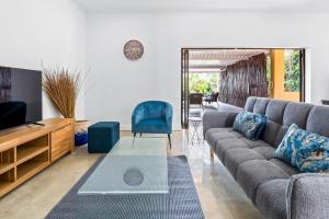 Ruang duduk di Ellis Park Drive 87 by Host Agents
