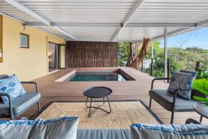 Ruang duduk di Ellis Park Drive 87 by Host Agents