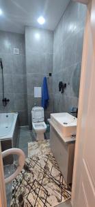 une salle de bain avec toilettes et lavabo dans l'établissement Жк Кербез, à Aktau