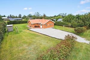 uma vista superior de uma casa num quintal em 40812-Ulfborg-Helmklit-214 em Fjand Gårde