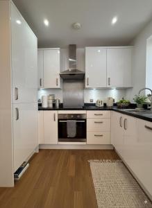 Η κουζίνα ή μικρή κουζίνα στο Modern 2-Bedroom Flat with Balcony