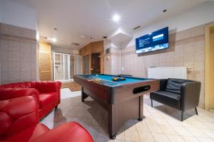 Televisyen dan/atau pusat hiburan di Party ClubHouse with Bar, Panoramic Pool & Sauna +18 gambar