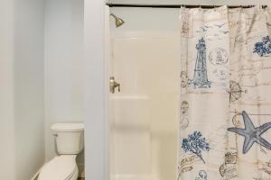 une salle de bain avec un rideau de douche et des toilettes dans l'établissement Coastal North Carolina Retreat Half Mile to Beach, à Île au chêne 16 autres photos