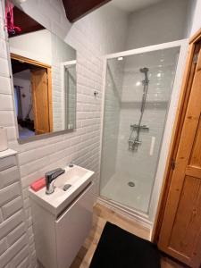 a white bathroom with a sink and a shower at Abbaye Cottage - Maison entière - jardin - jacuzzi in Fontevraud-l'Abbaye +26 photos