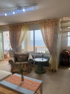 Khu vực ghế ngồi tại Roca Negra Playa Paraíso Apartment 2-bedrooms