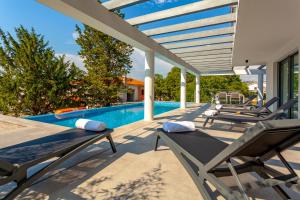 Bazén v ubytování New villa with large pool, sea view, 300 m from the beach - by TRAVELER tourist agency Krk - ID 2191 nebo v jeho okolí