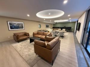 ein Wohnzimmer mit Sofas und ein Esszimmer in der Unterkunft Encanto Roma con RoofPool, Coworking, Gym y PlayRoom in Mexiko-Stadt + 78 Fotos