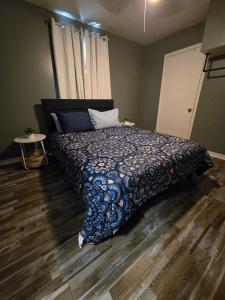 Postel nebo postele na pokoji v ubytování Charmed Getaway + 23 fotografií