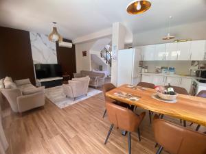 uma cozinha e sala de estar com mesa e cadeiras em Villa with private pool em Durrës