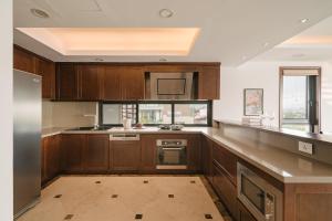 Η κουζίνα ή μικρή κουζίνα στο LakeSide Exclusive Serviced Apartment by SSens Homes