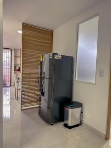 パルミラにあるApartamento primer piso CR Villa Roma Las Mercedesの部屋にステンレス製の冷蔵庫を備えたキッチン +5枚の写真