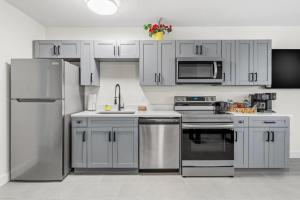 Kuchyň nebo kuchyňský kout v ubytování Remodeled Pet Friendly Condo, 1 Block to Beach Access, Walkable to Restaurants! Fall Promo for Mondays & Thursdays!